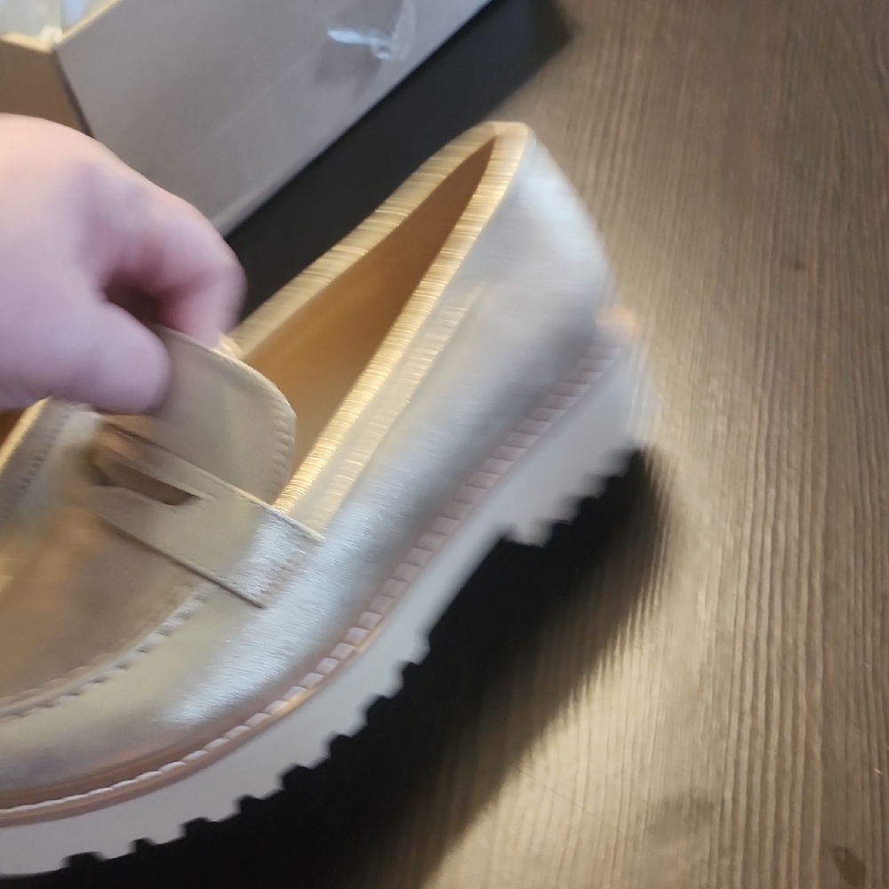 Pierre Dumas Women’s Metallic Gold Flats with Lugsoles 10 - Picture 5 of 8